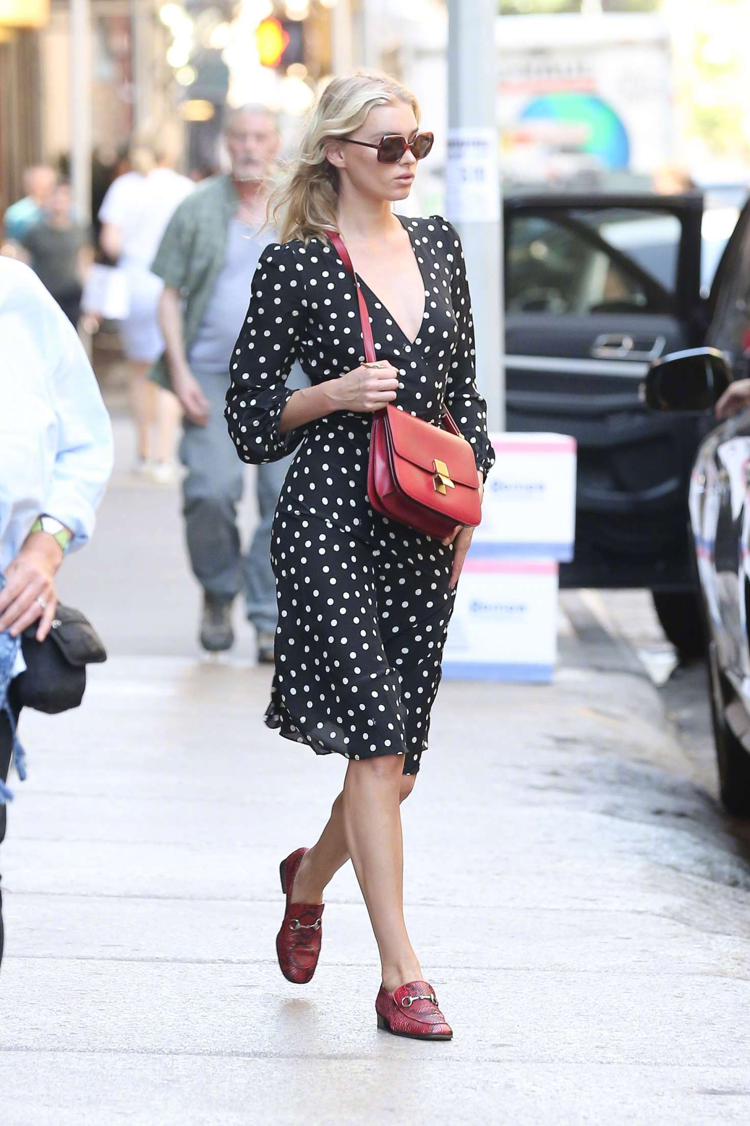 维秘天使elsahosk身穿波点长裙在纽约外出的街拍