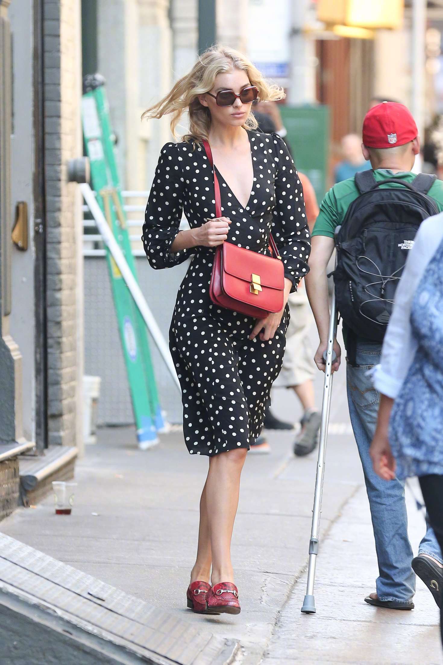 维秘天使elsahosk身穿波点长裙在纽约外出的街拍