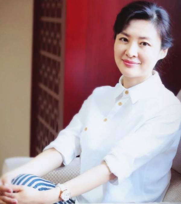 央视第一美女主持人50岁近照曝光岁数越长越有韵味