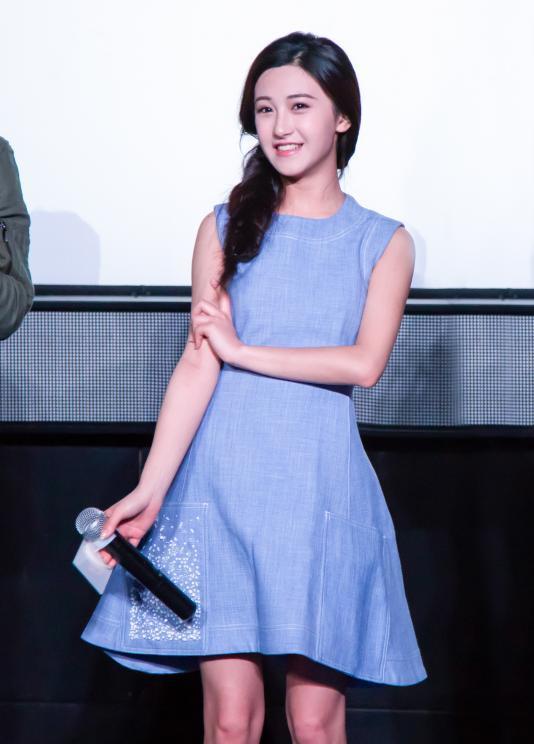 朱圣祎穿礼裙美若天仙,上半身却让人感到尴尬,网友:不忍直视!