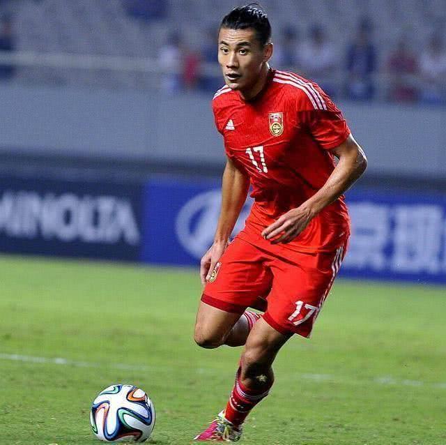 国足白斩鸡一只身价1.5亿,对比女足低薪,可以单换一整支球队