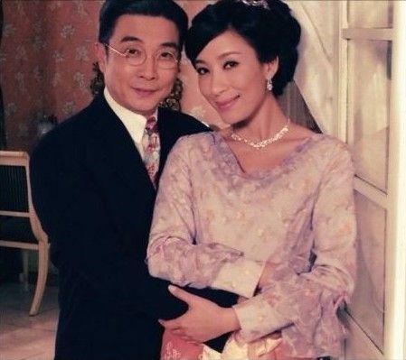 她玩姐弟恋,女强男弱,却被曝男友脚踏四条船,今两人恋情甜掉牙|杨怡