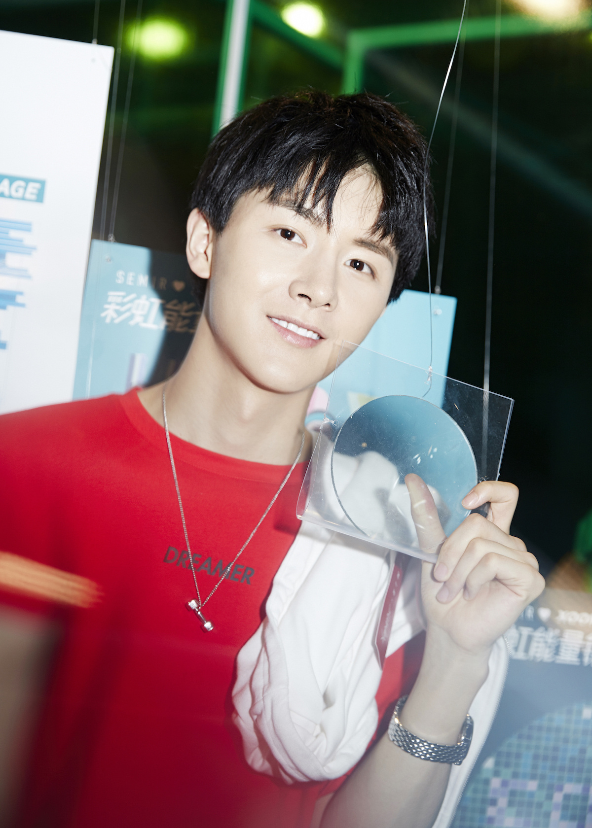 "小哥哥"杨泽出席发布会 清新阳光展治愈系笑容