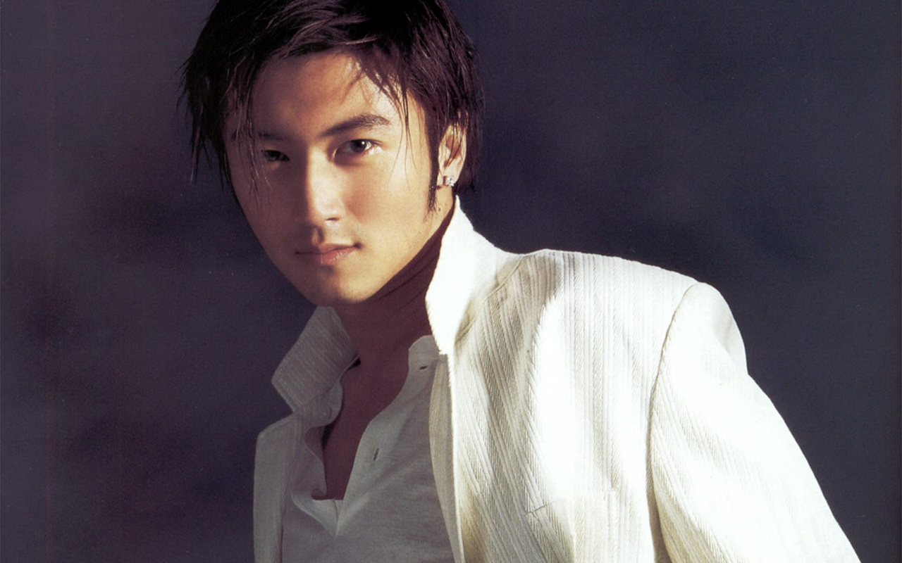 2000年,谢霆锋发行了3张专辑,《零距离》,《了解》,《viva》,其中他