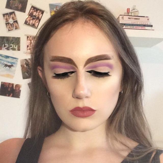 把一些可爱的元素融入到眉毛之中,用红色晕染眼妆,加上红色上挑的眼线