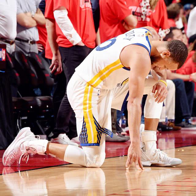 g7库里累的单膝跪地,而汤普森的一举动让不少球迷感动,真爱!