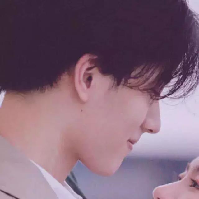 情侣头像女生为什么要买那么多口红