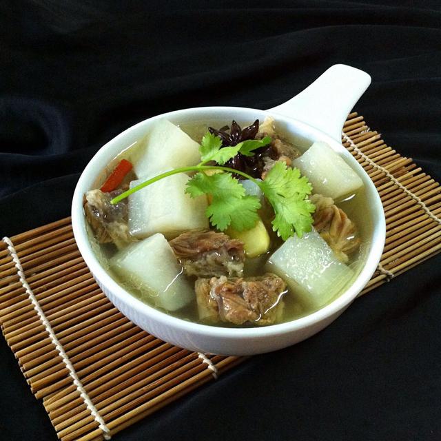 牛腩清水洗净,切3~4厘米左右见方的大块,无需规整.