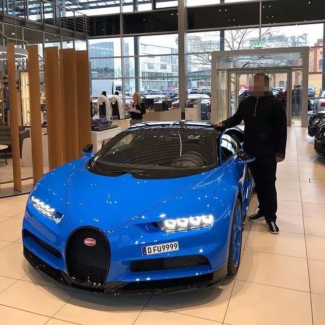 香港街头惊现2000多万的布加迪chiron, 购置税都能买辆超跑了!