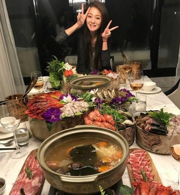 娱乐圈3位狂吃不胖的女明星天天都吃宵夜最轻的只有80斤