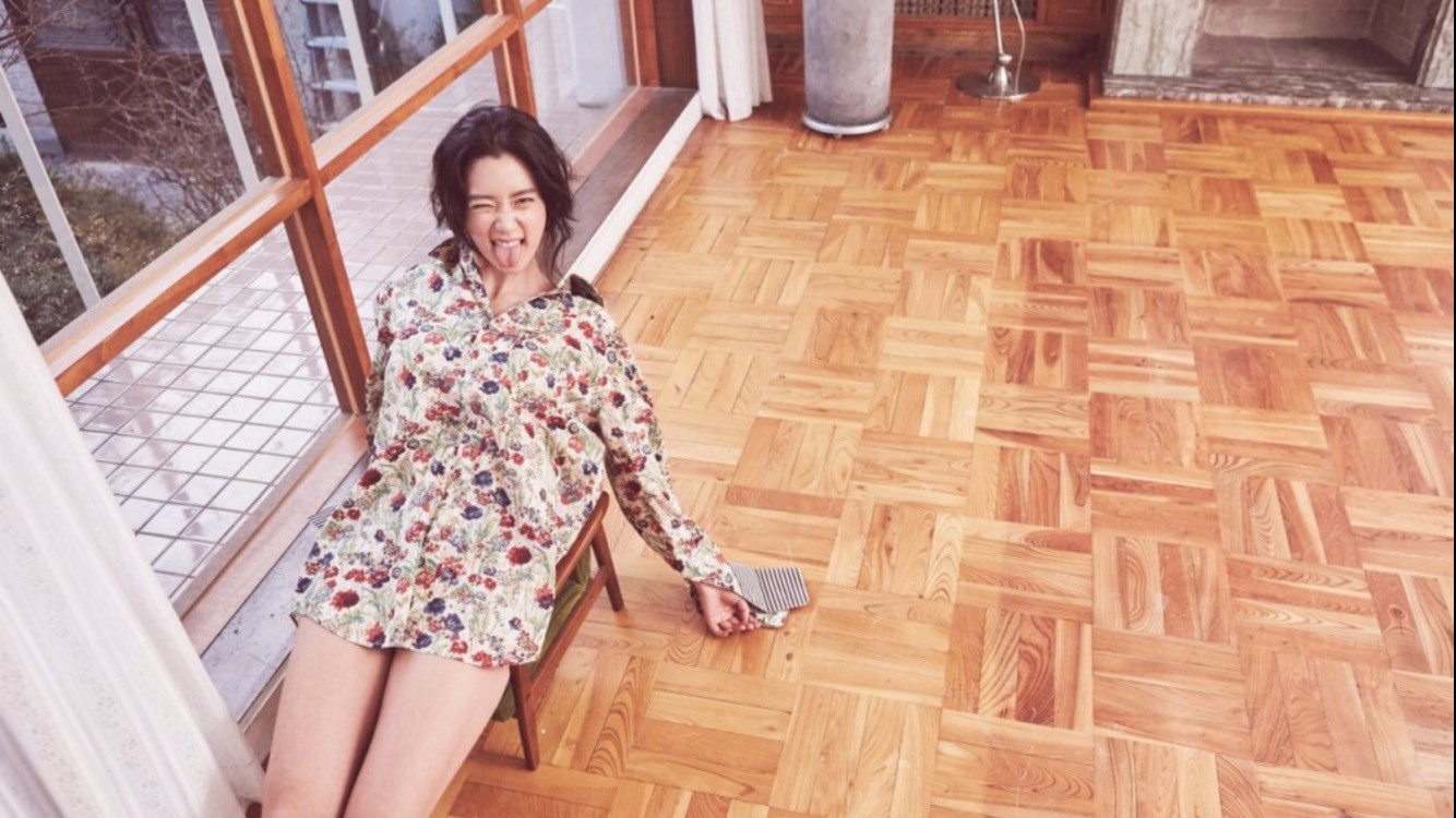 近日,clara克拉拉微博发布一组美图,照片中的她身着