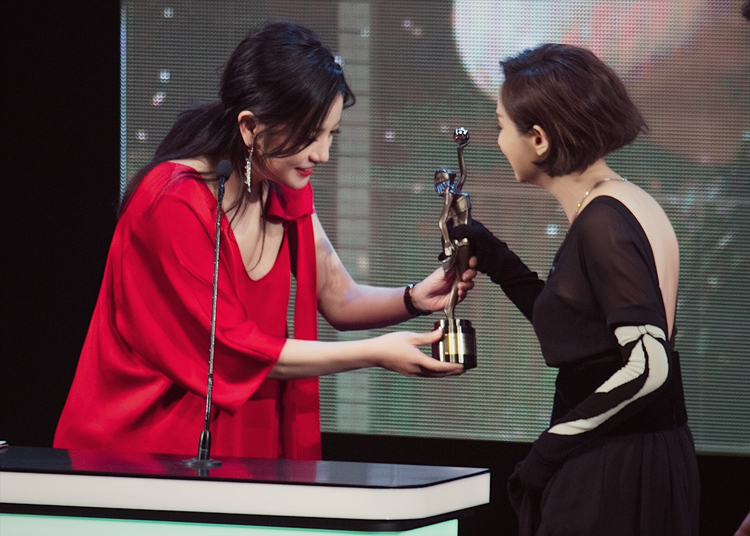 赵薇给毛舜筠颁奖