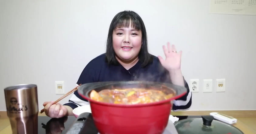 韩国大胃王胖妹秀彬,煮满满一大锅海鲜,扇贝龙虾一口可以吃5个