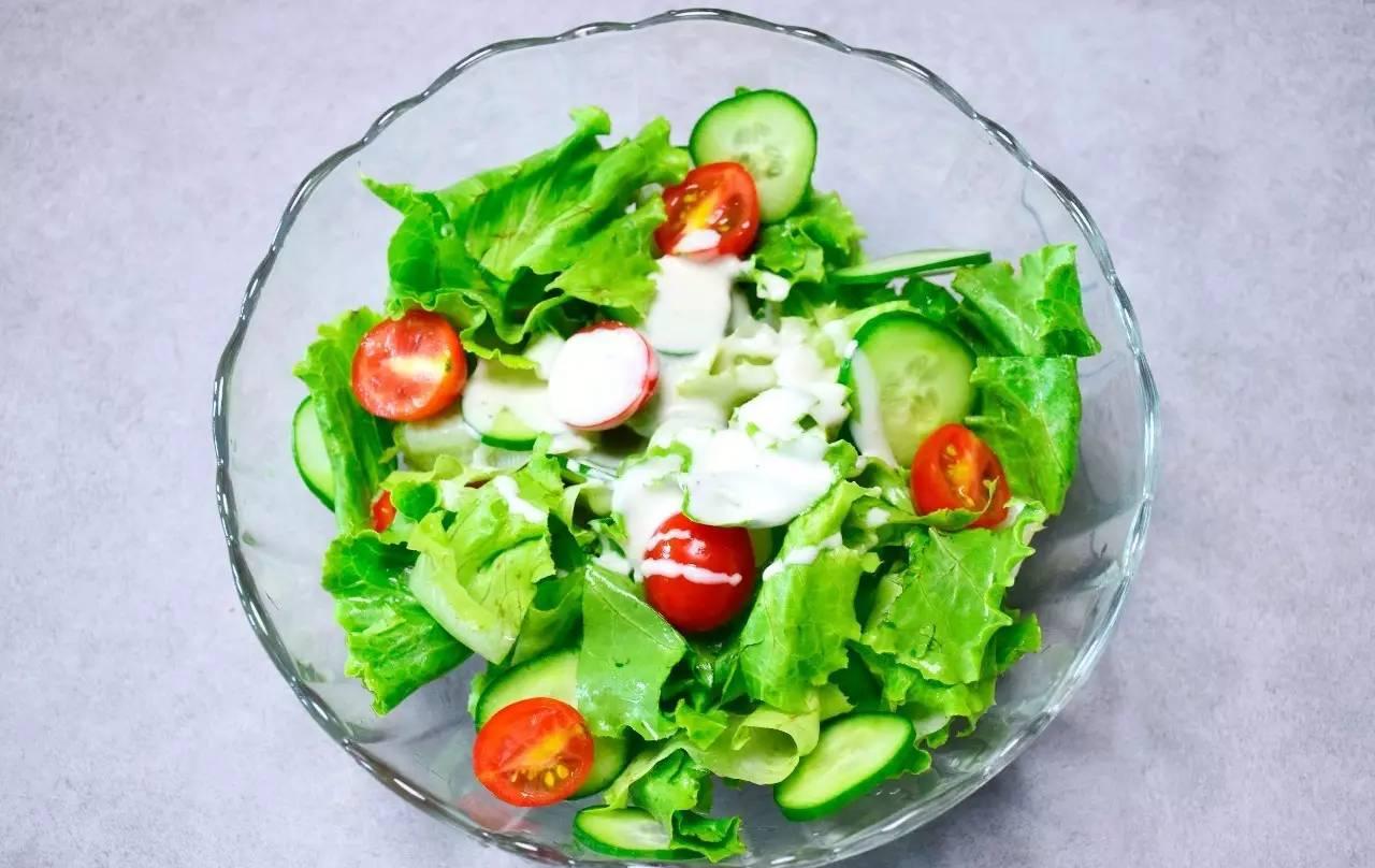 02丨搅拌均匀,倒上沙拉汁01丨生菜切块,黄瓜切片,圣女果对半切沙拉酱