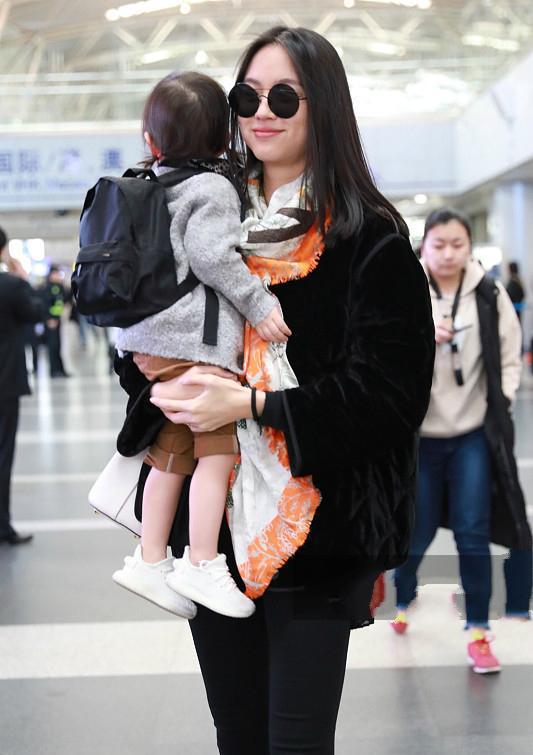 张梓琳竟然有了双下巴,网友:要生二胎了吗