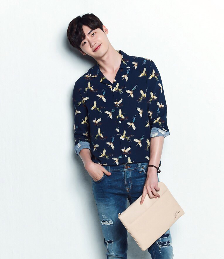 李钟硕网络爆照,时而cos壁画时而扮天使,身材比例遭网友嫉妒