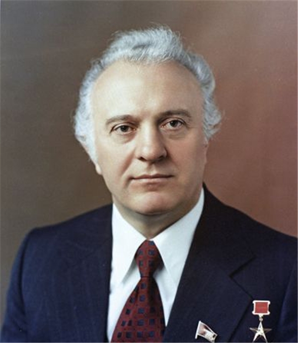 此人在当时的世界政治格局里发挥了积极的作用,如促进德国东西部合并