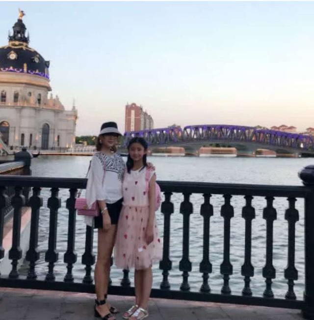 她是《变形计》中最幸运的农村女孩,如今被城市爸妈宠成小公主