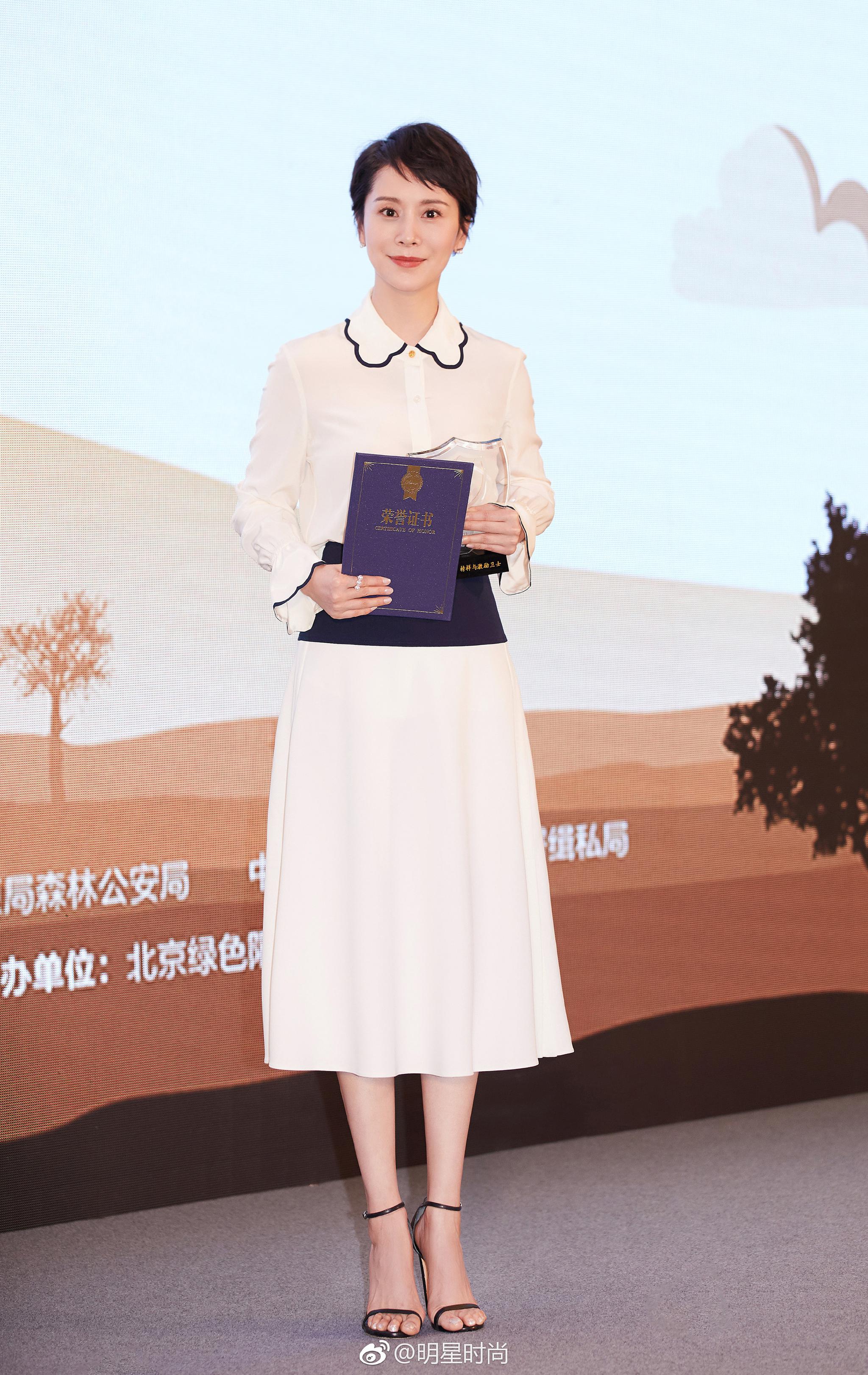 野生救援公益大使@海清 身着tory burch白色荷叶剪裁衬衫搭配半身裙优