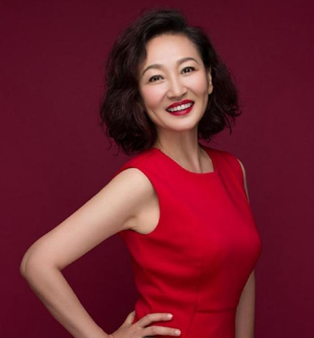 当红时嫁给腾格尔,八年婚姻以离婚收尾,复出后接戏火到爆|哈斯高娃