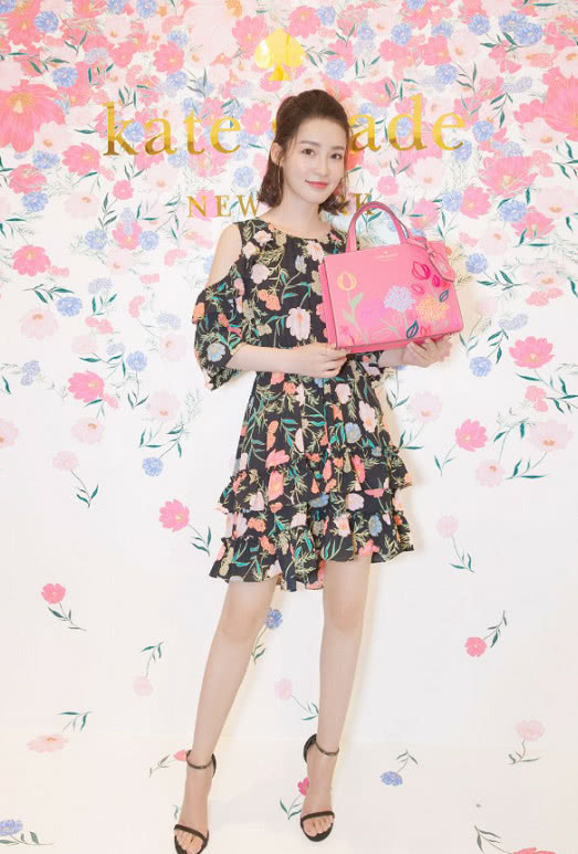 李沁身穿一件碎花连衣裙,脚踩一双简单时尚的黑色一字带高跟鞋,搭配
