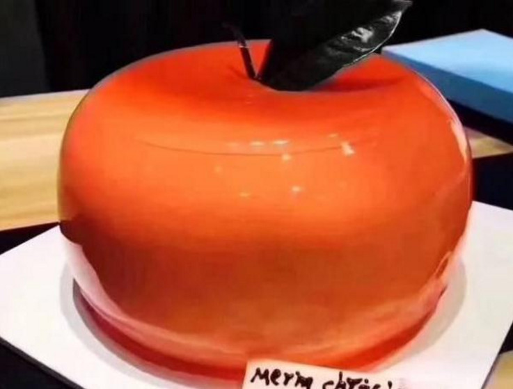 男子送女友苹果生日蛋糕，一刀切开很惊喜，网友:作出来的分手!