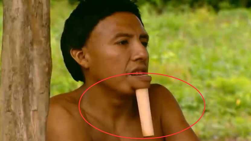 世界上唯一现存的原始部落,用木棍穿透嘴唇,自称月亮之子