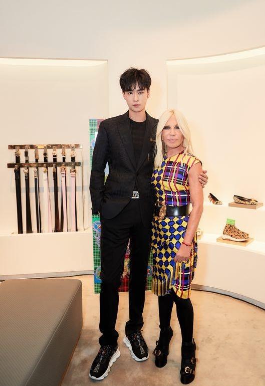 身高188的胡一天还穿5cm运动鞋,长腿更显修长