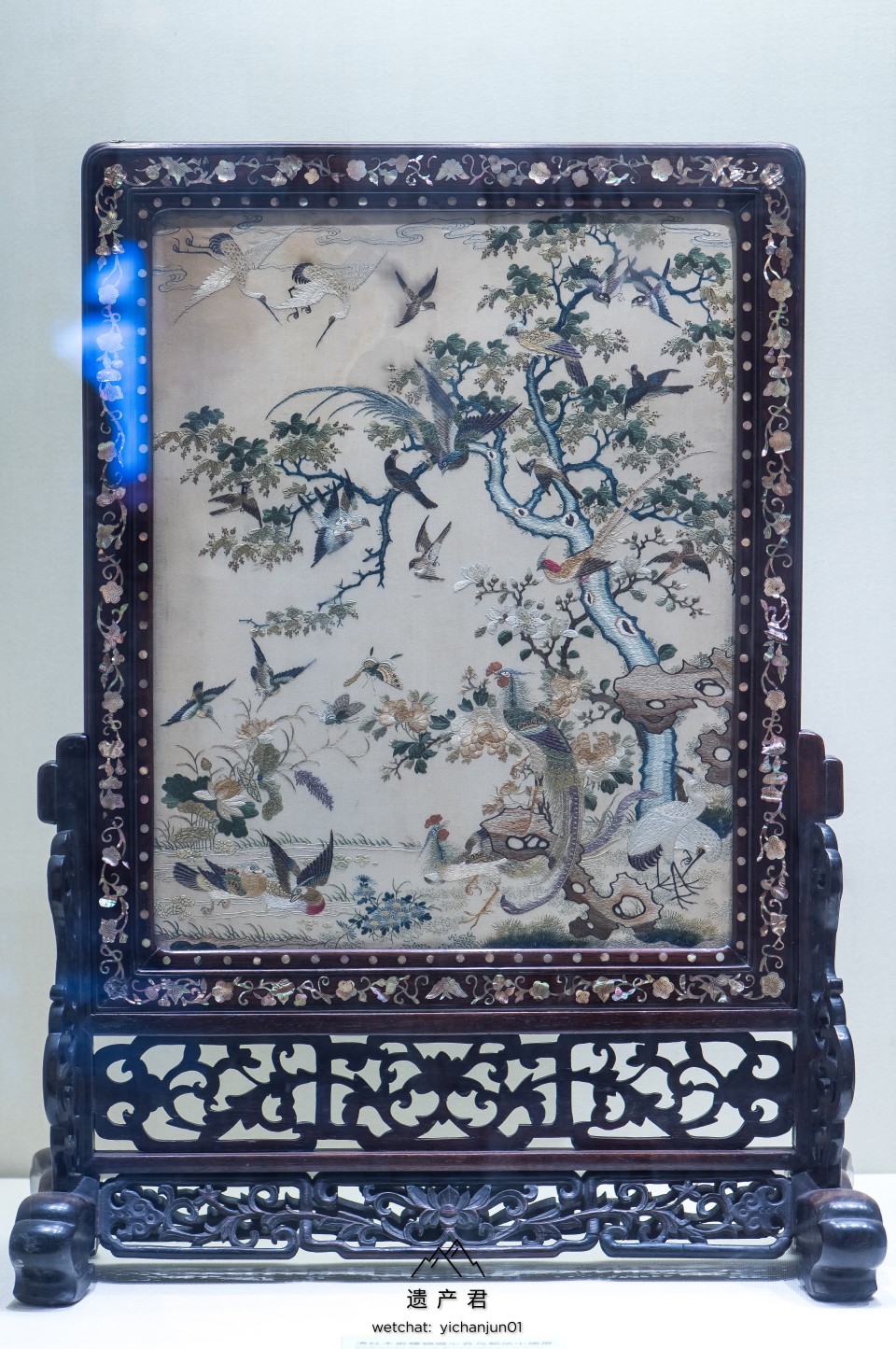 沈阳故宫博物院藏· 清代红木嵌螺钿缎心百鸟朝凤小插屏