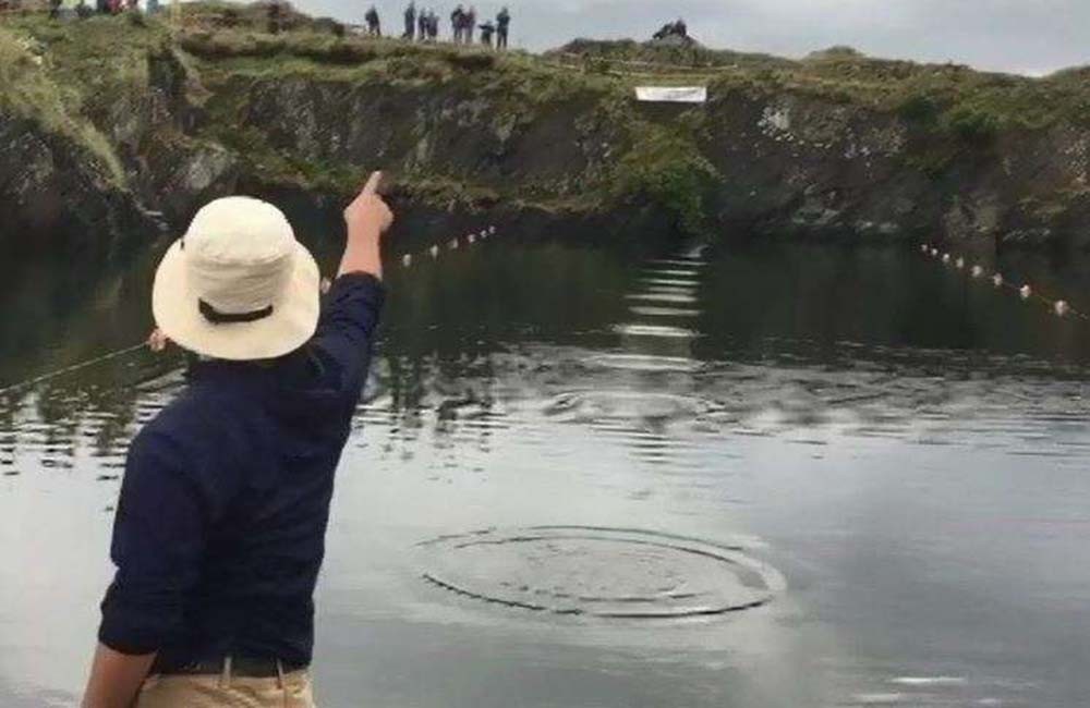 他凭打水漂成为世界之王,在国际打水漂比赛封为水漂界的詹姆斯!
