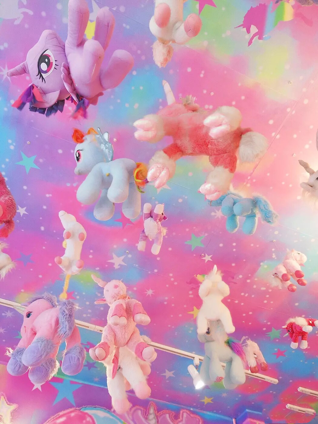 在曼谷的蓬帕夜市有一家以独角兽为主题的餐厅unicorncafe