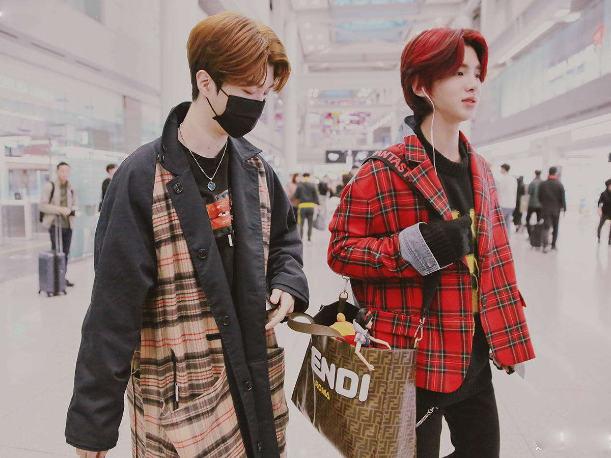 范丞丞justin走机场,一个外套反穿,一个毛衣反穿?