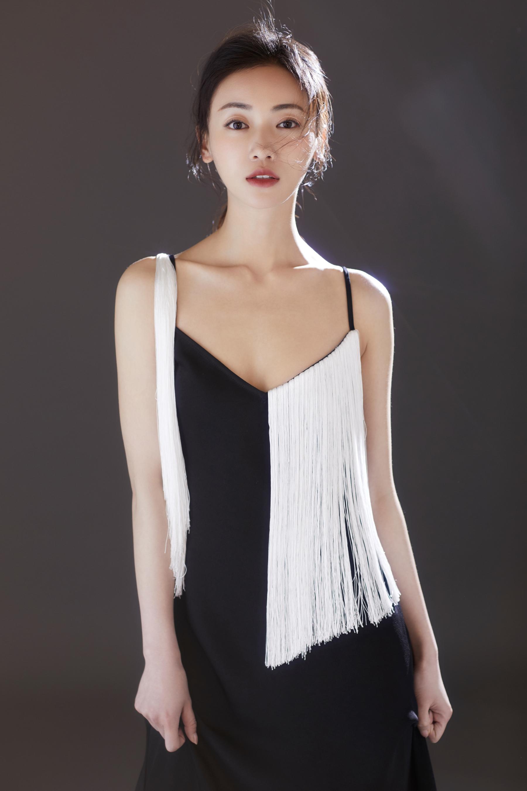 吴谨言终于不低调!一袭吊带连衣裙性感撩人,气质好到没话说