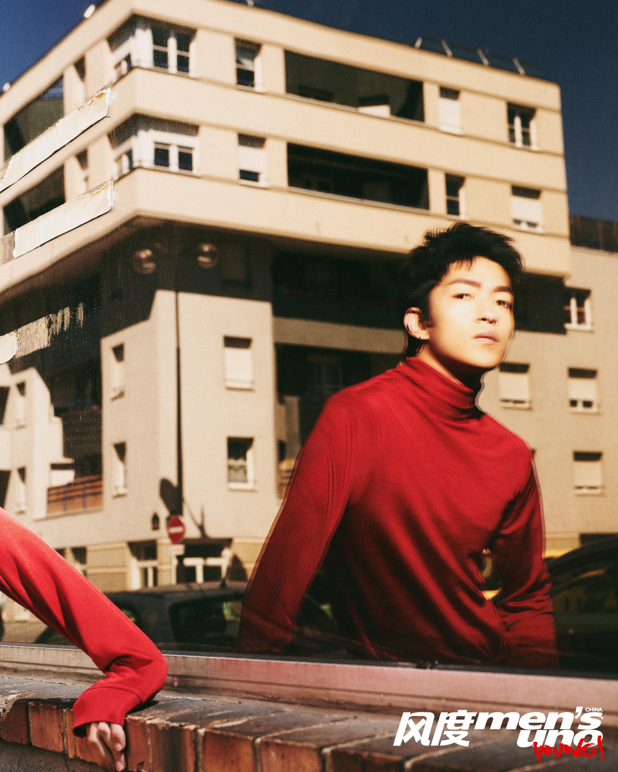 登上《风度men's uno Young!》10月号杂志封面的@屈楚萧