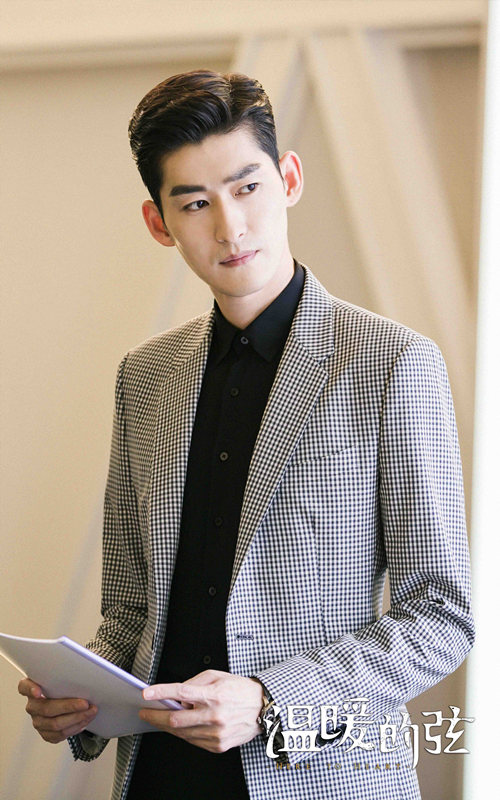 张翰《温暖的弦》示范职场潮流穿搭,求占总"时尚经"!