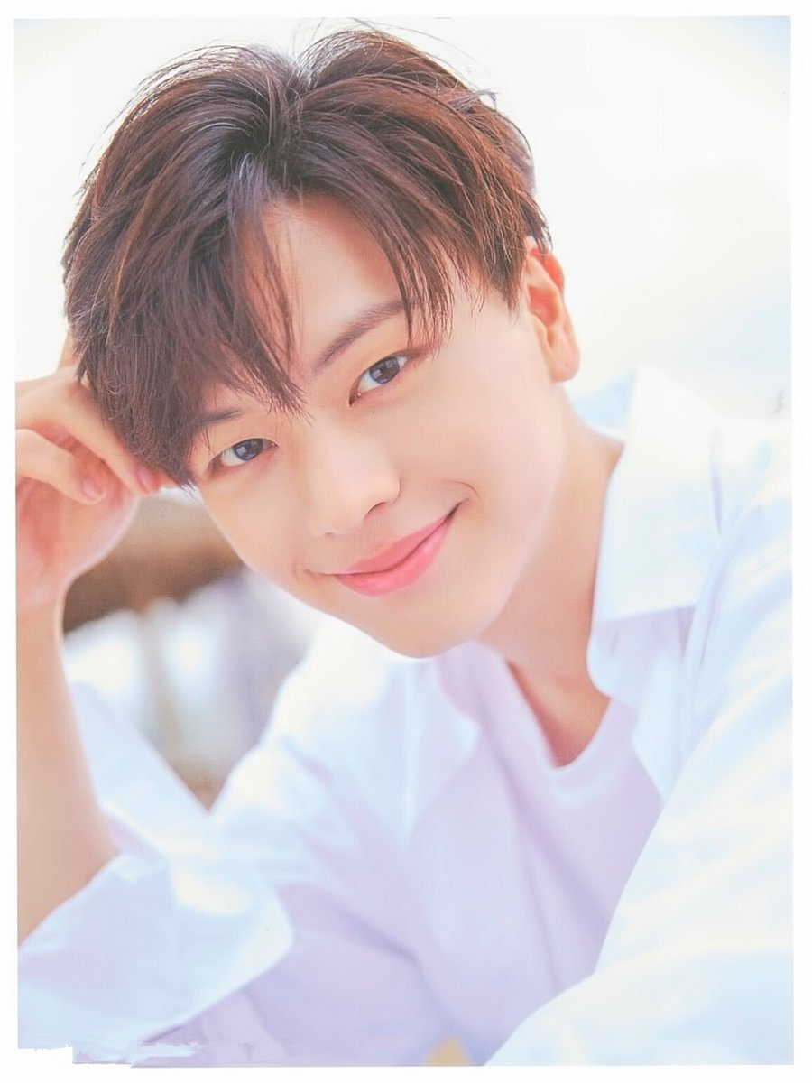 陆星材格子西装彰显绅士风范网友发型像在海里泡了一圈