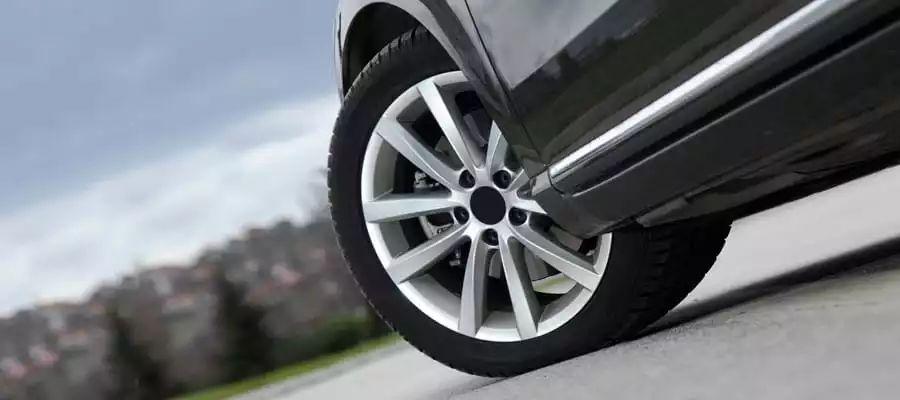 这就造成了滚动摩擦力的上升,摩擦力加大会导致轮胎温度急剧上升,夏天