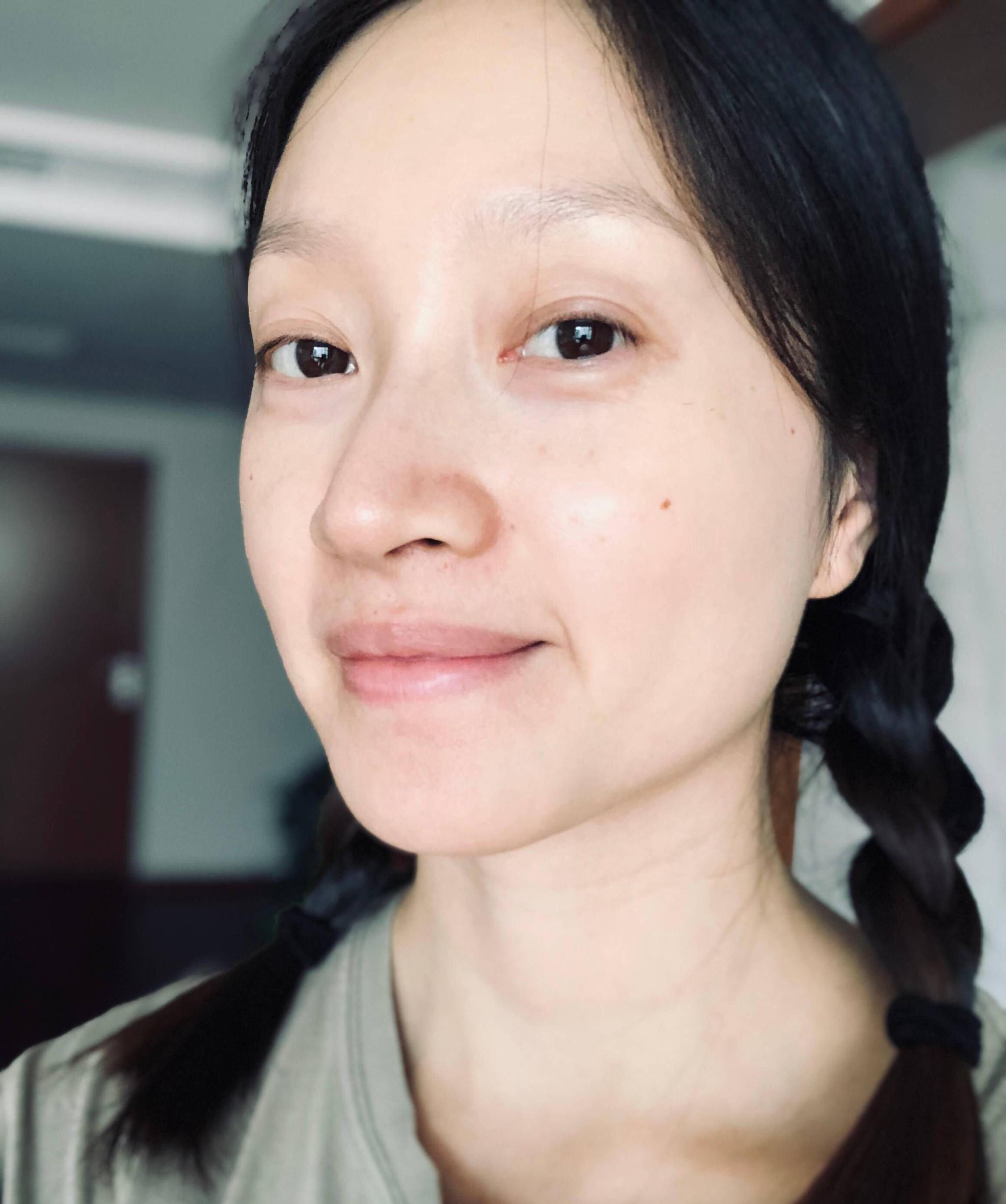 从照片中大家可以看到,沈佳妮的皮肤细嫩又光泽,素颜状态其实十分惊艳