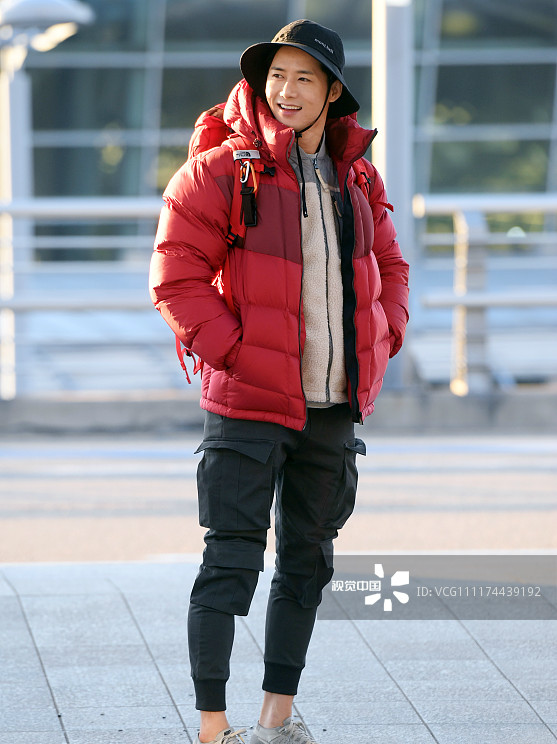 歌手吴钟赫穿大红色羽绒服包裹严实机场背着双肩包活力满满|吴钟赫|大
