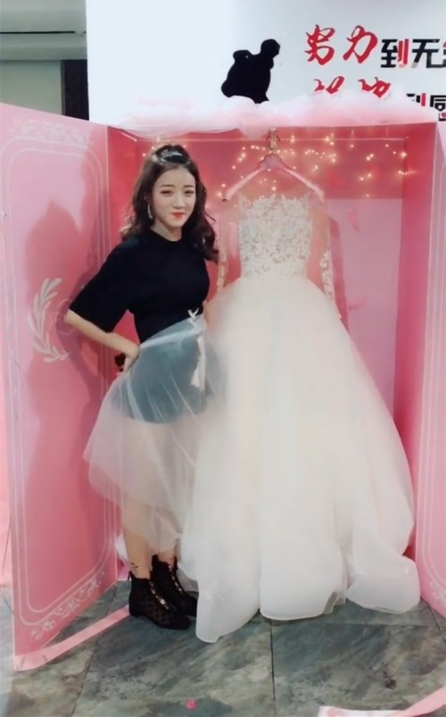 小伊伊晋升快手一姐,牌牌琦送婚纱祝贺,网友:社会摇中万人迷