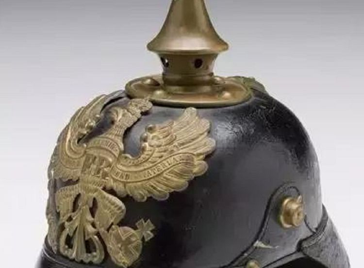 德军的尖顶盔,为什么会在一战后被淘汰?钢盔真有那么神奇?