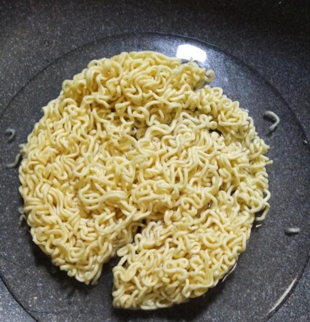 方便面鸡蛋饼,方便可以不用泡了,做成这样更是美味