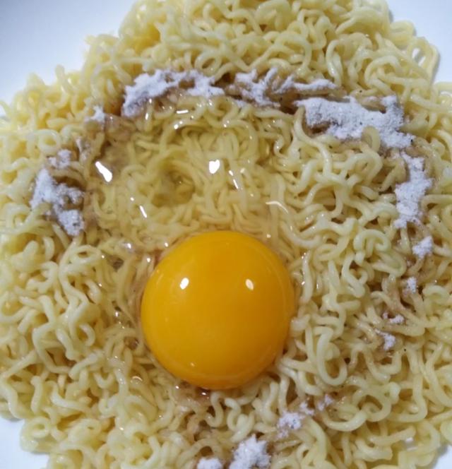 方便面鸡蛋饼,方便可以不用泡了,做成这样更是美味