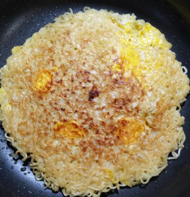 方便面鸡蛋饼,方便可以不用泡了,做成这样更是美味