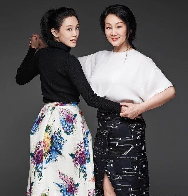 前段时间还曝出了她和女儿的照片,两人就像姐妹一样,也是很让人羡慕了