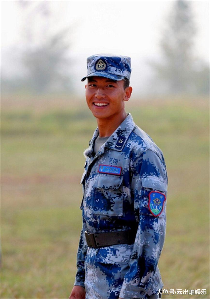 王威退伍, 首开微博和杨幂互关, 引来无数网友围观