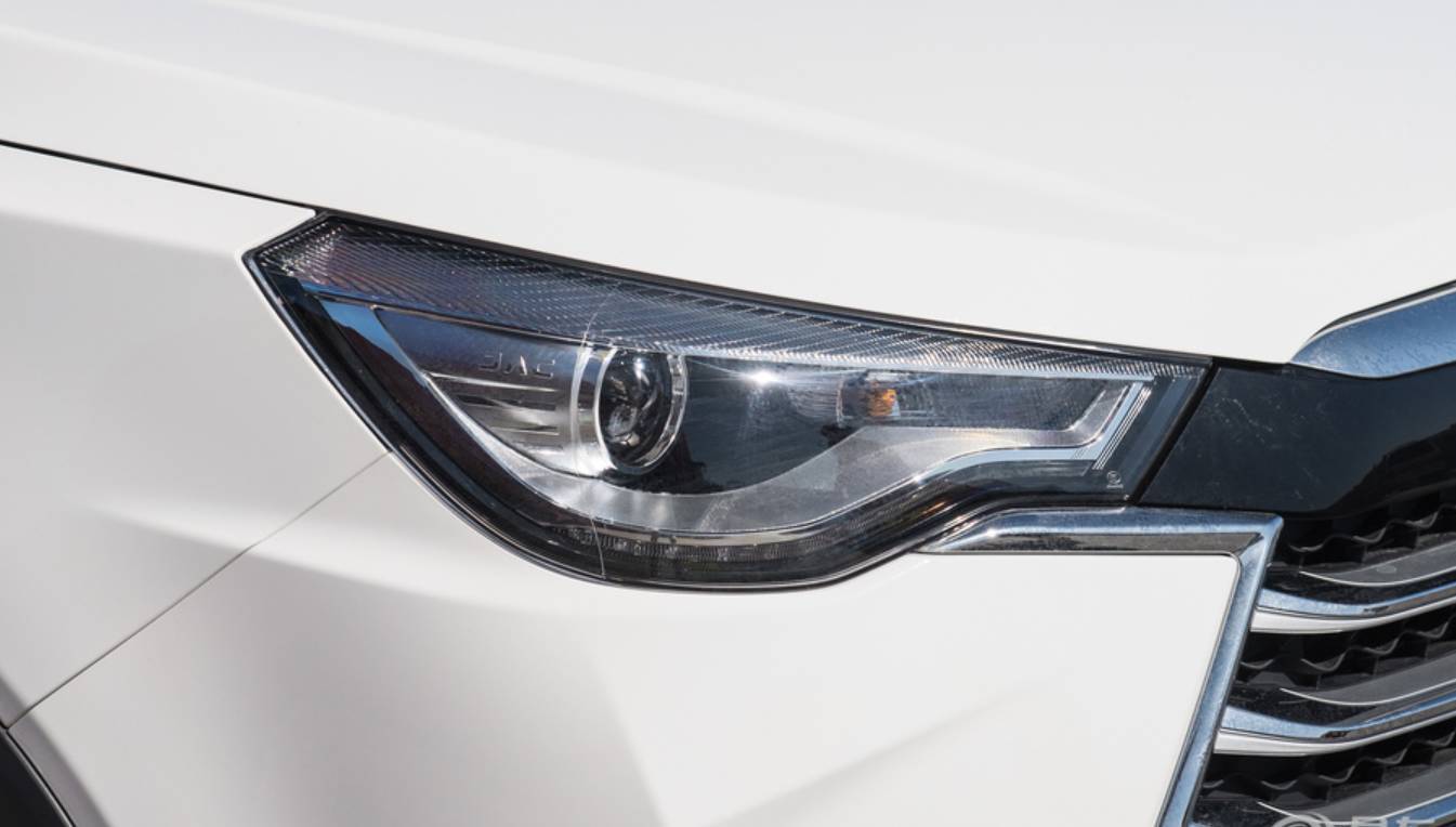 汽车也会"眼疲劳" 注意车灯保养和维修