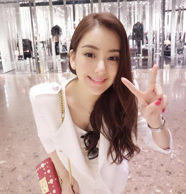 方媛复出亮相某活动, 西装牛仔裤突然像是老了10岁!