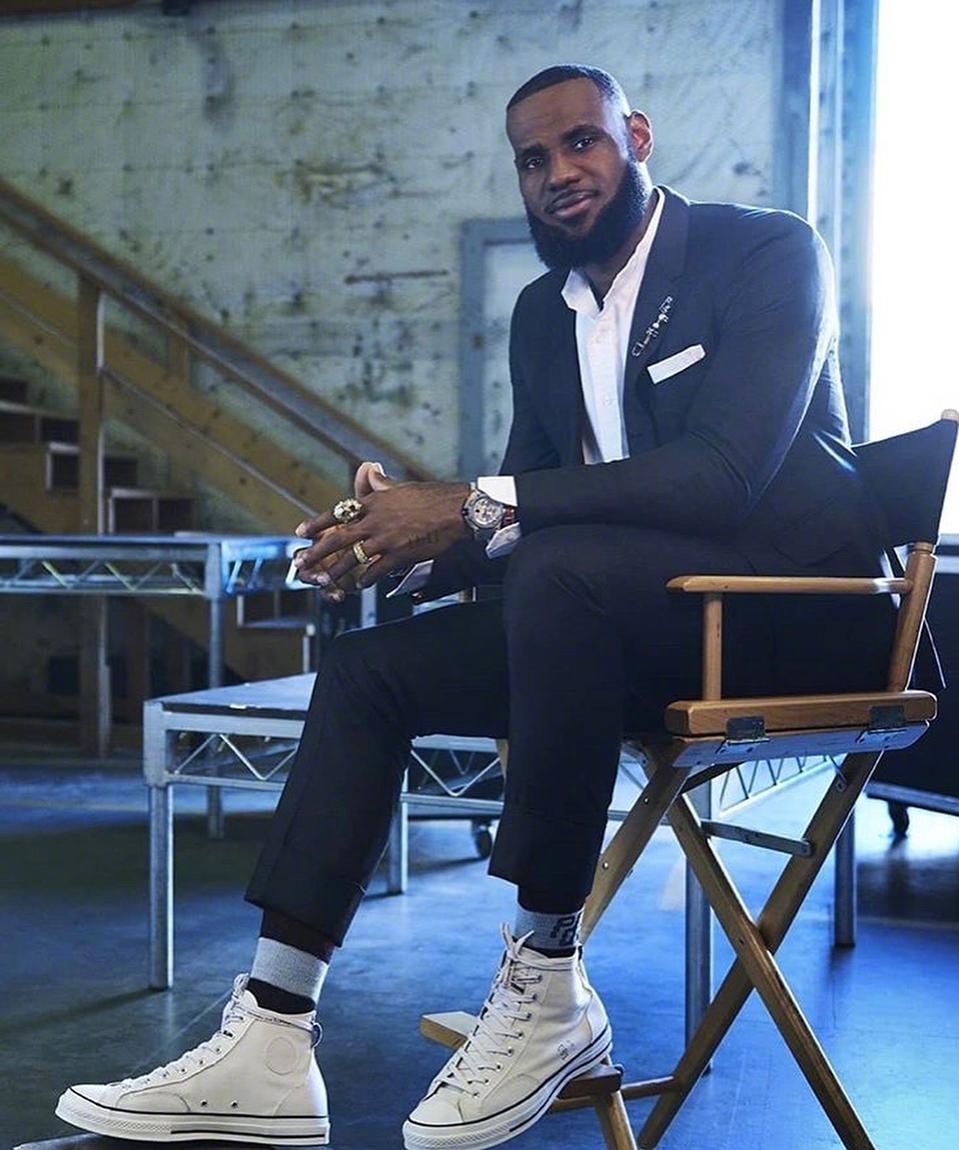 詹姆斯在个人社交媒体上传了一组自己身穿西装的帅照