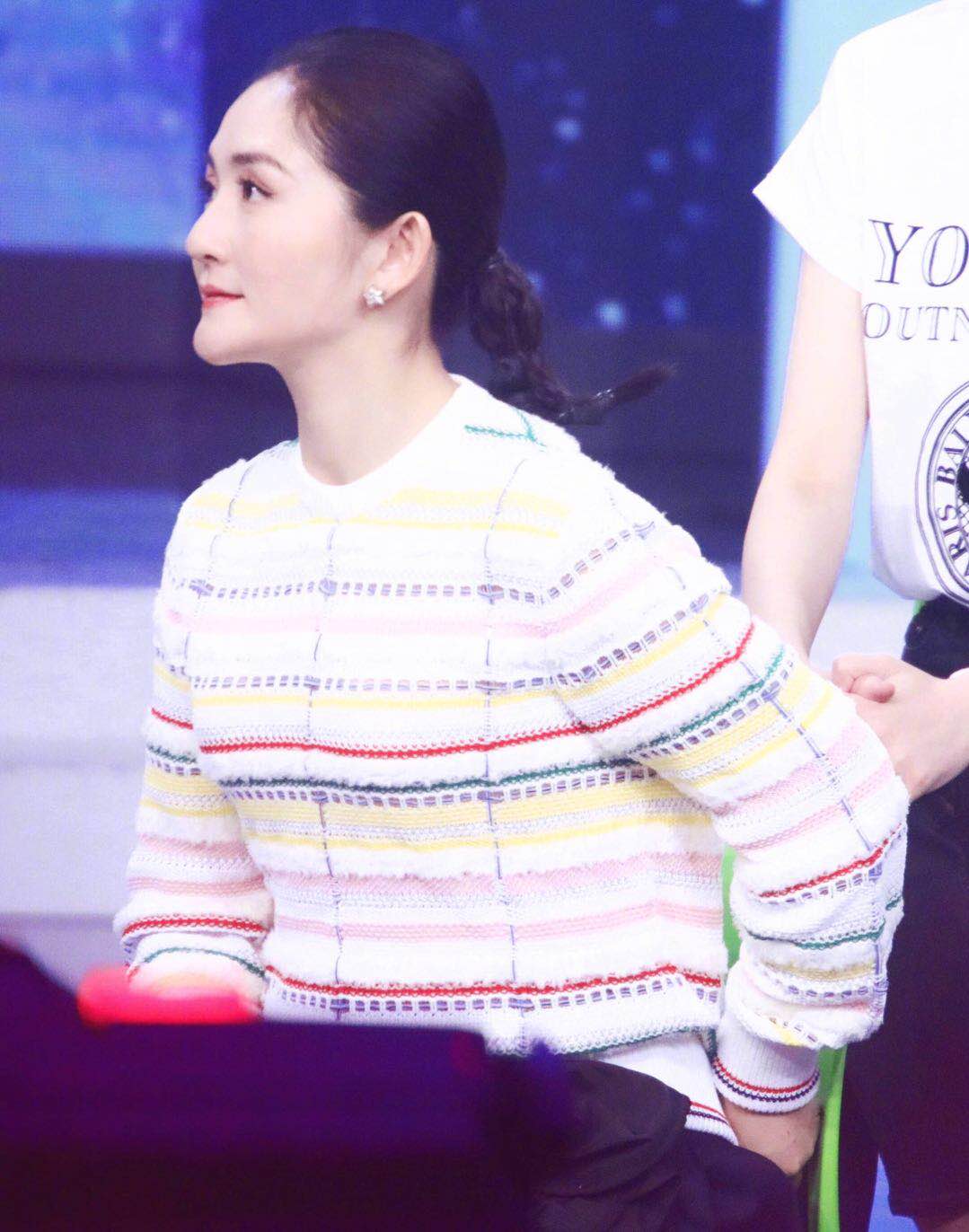 谢娜回归首场录制现场图,谁说微胖,尖下巴都会戳到跳跳俏俏姐妹